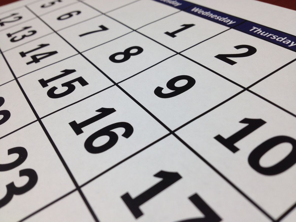Monthly calendar showing weekdays, used to plan medical appointment times for patients