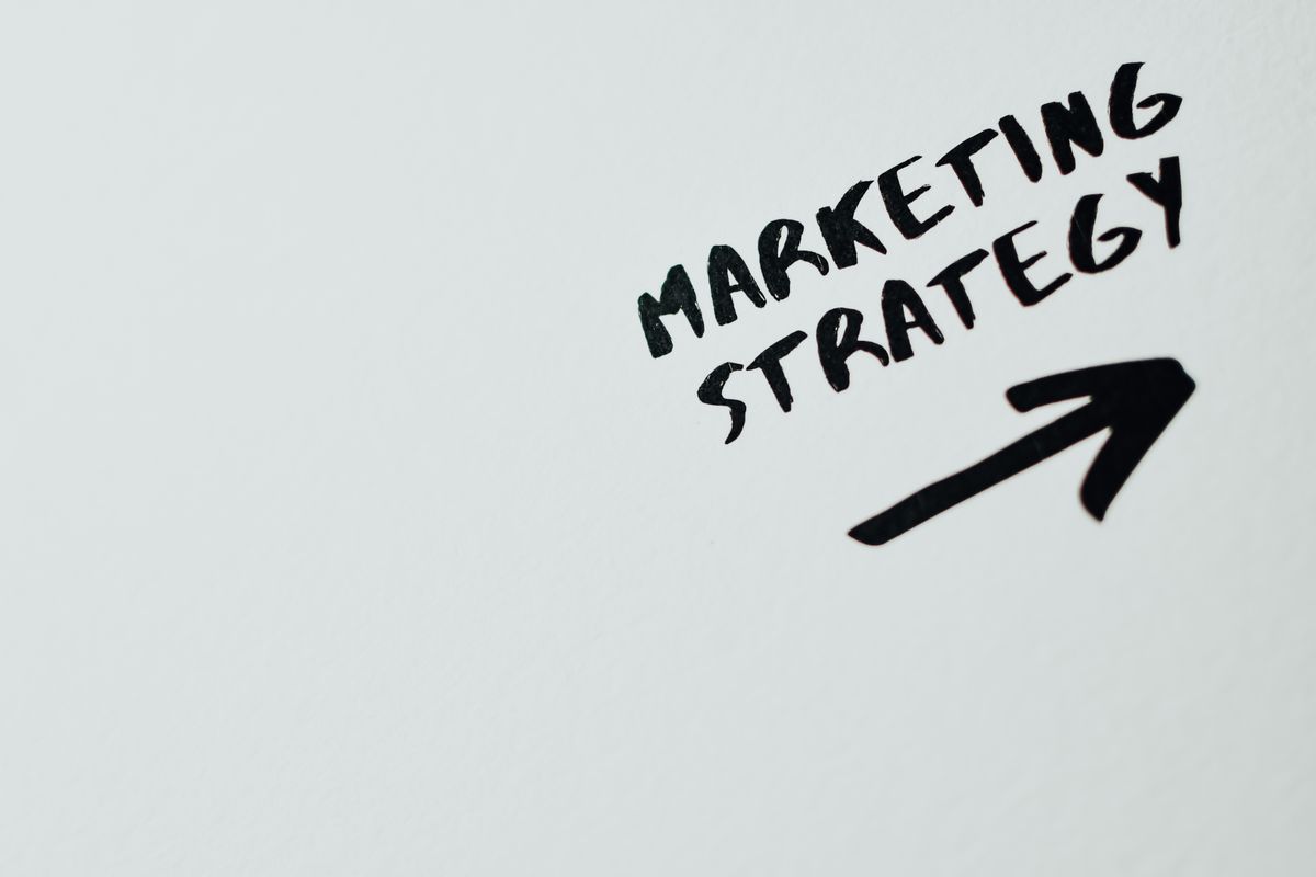 A marketing strategy note with an arrow, the kind of plan a medical practice uses to choose its marketing channels