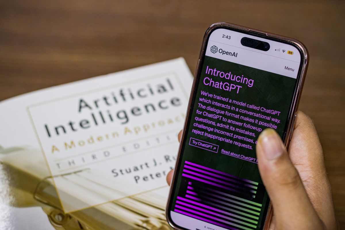 A patient holding a smartphone with ChatGPT open, the way people now search for a doctor and get a practice recommended by AI
